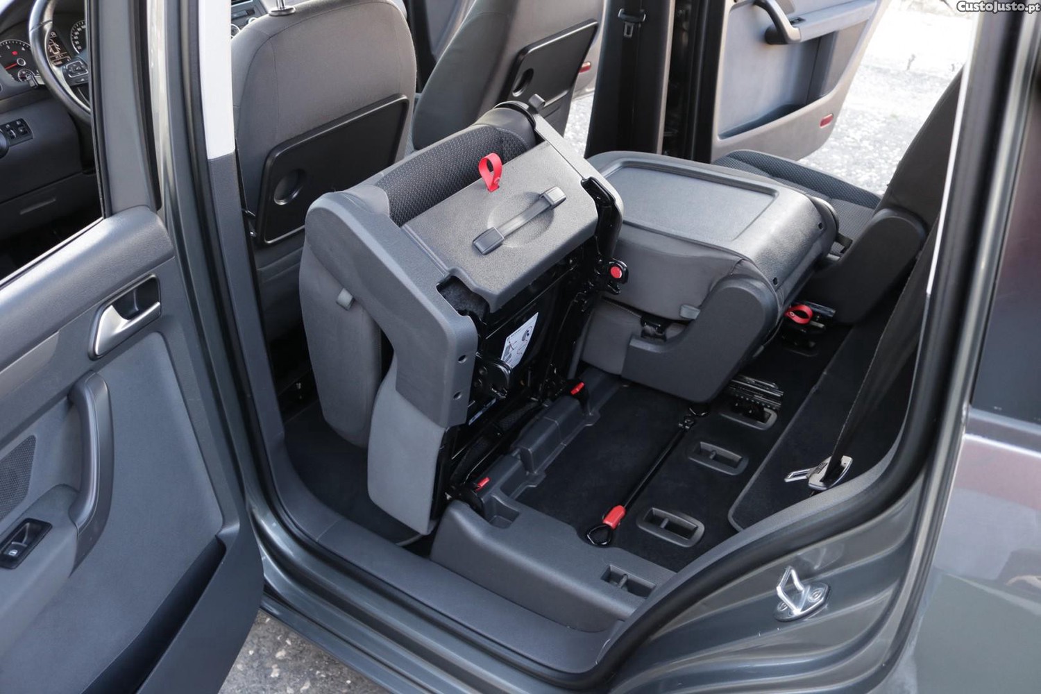 Volkswagen Touran 1.6 TDI BlueMotion Confortline 7L — fotografia 36
