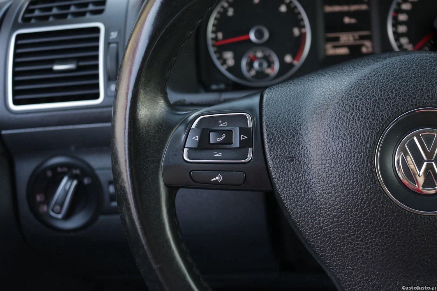 Volkswagen Touran 1.6 TDI BlueMotion Confortline 7L — fotografia 27