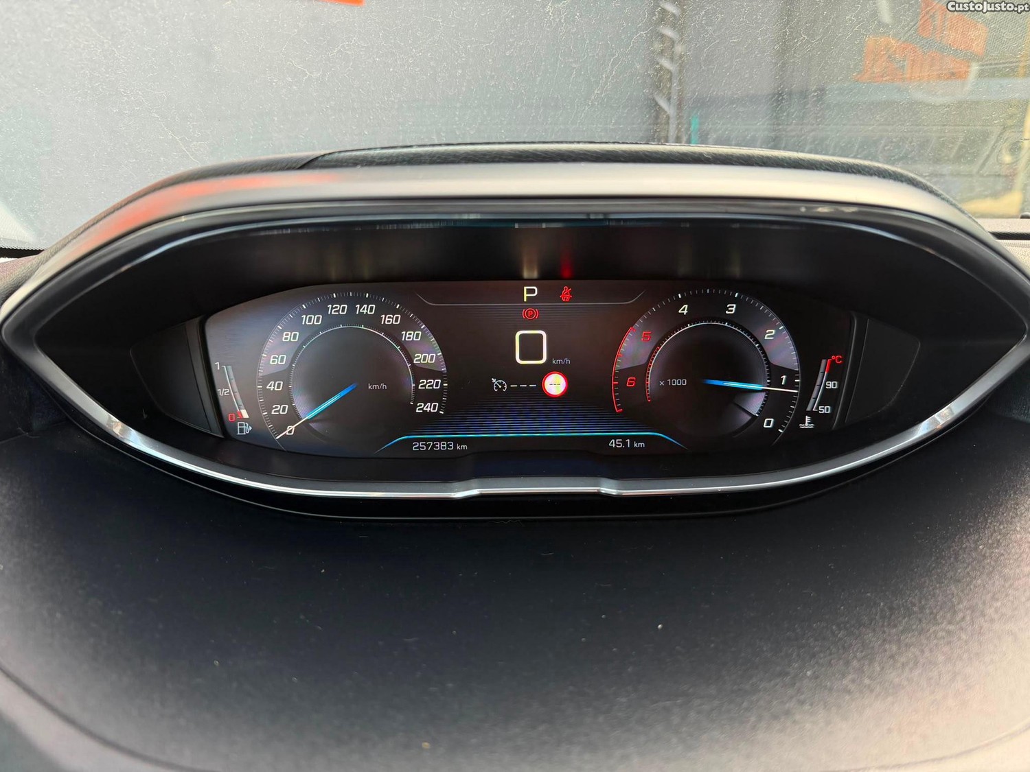 Peugeot 3008 1.5 BlueHDi Allure EAT8 — fotografia 7