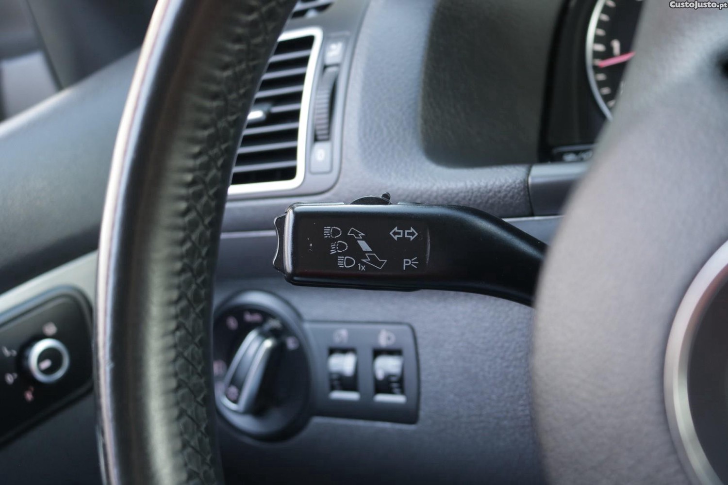 Volkswagen Touran 1.6 TDI BlueMotion Confortline 7L — fotografia 25