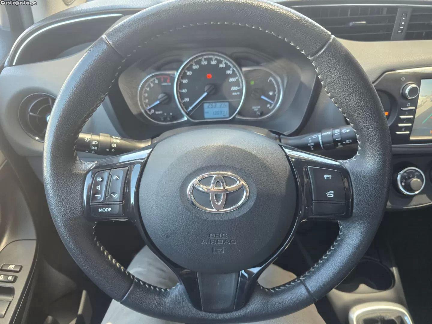 Toyota Yaris 1.0 vvt-i comfort — fotografia 2