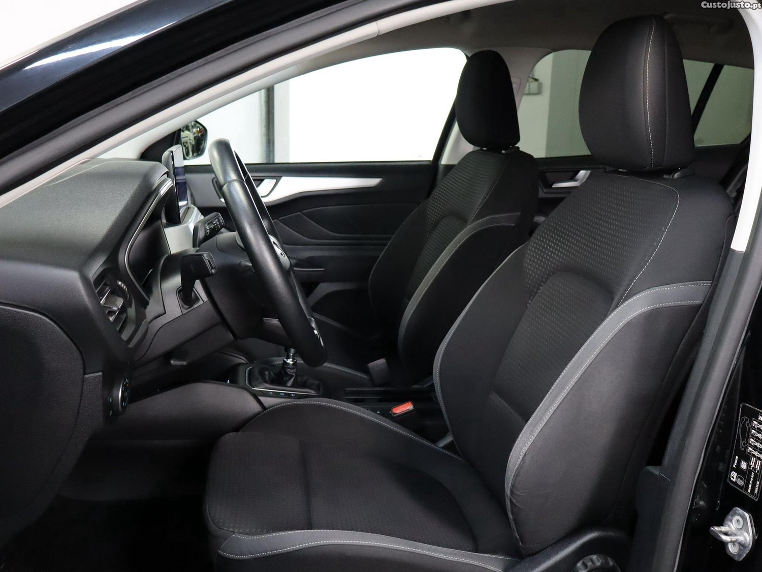 Ford Focus SW 1.5 TDCi EcoBlue Titanium — fotografia 12