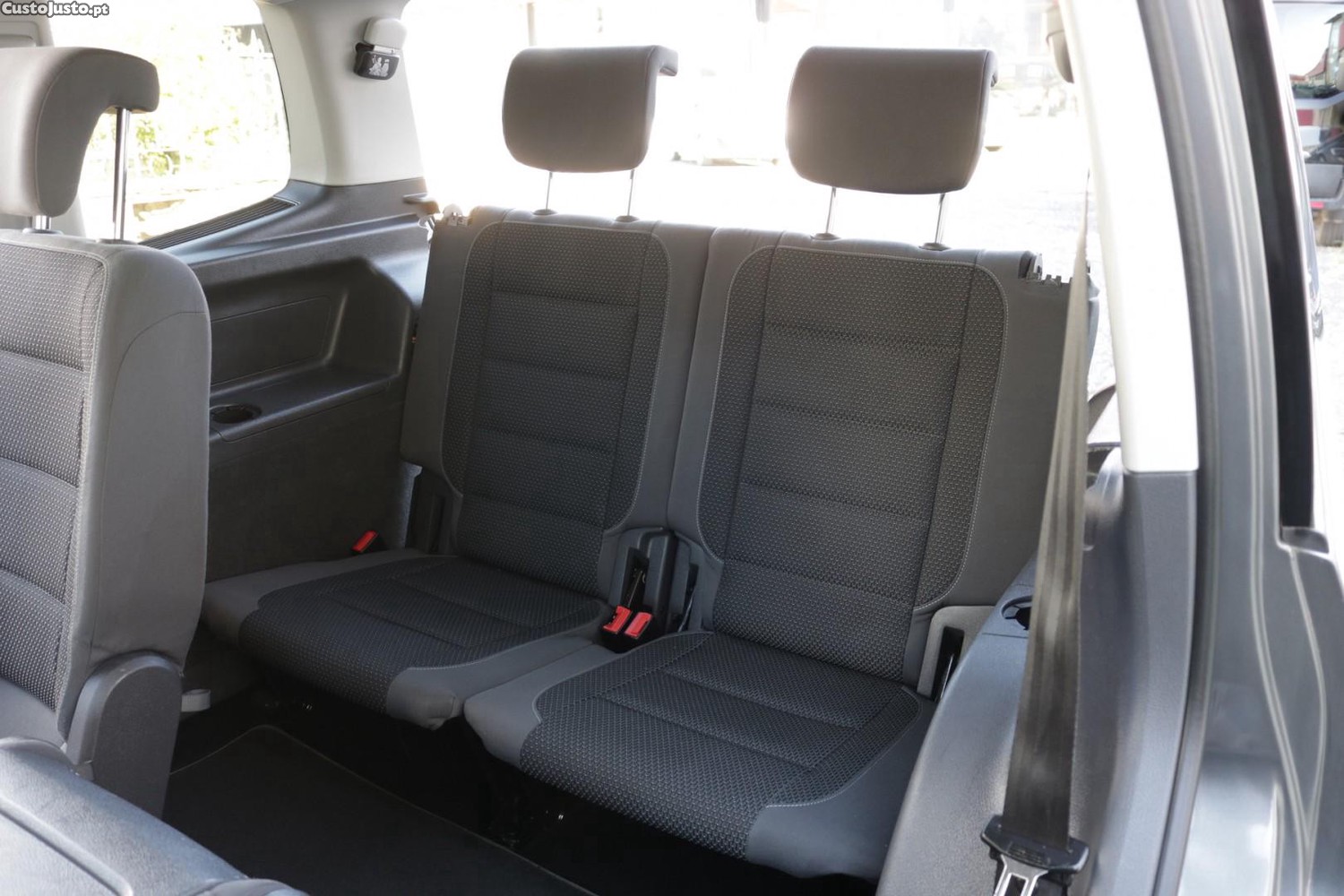 Volkswagen Touran 1.6 TDI BlueMotion Confortline 7L — fotografia 35