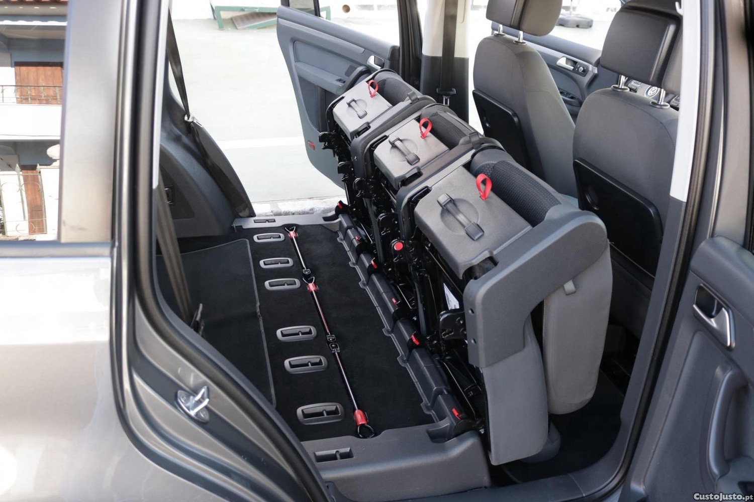 Volkswagen Touran 1.6 TDI BlueMotion Confortline 7L — fotografia 34