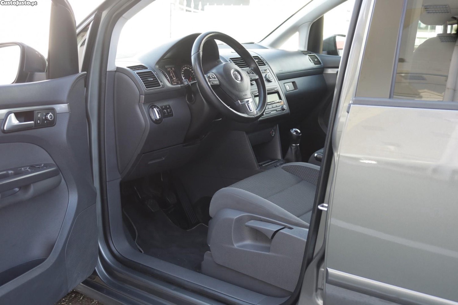 Volkswagen Touran 1.6 TDI BlueMotion Confortline 7L — fotografia 48