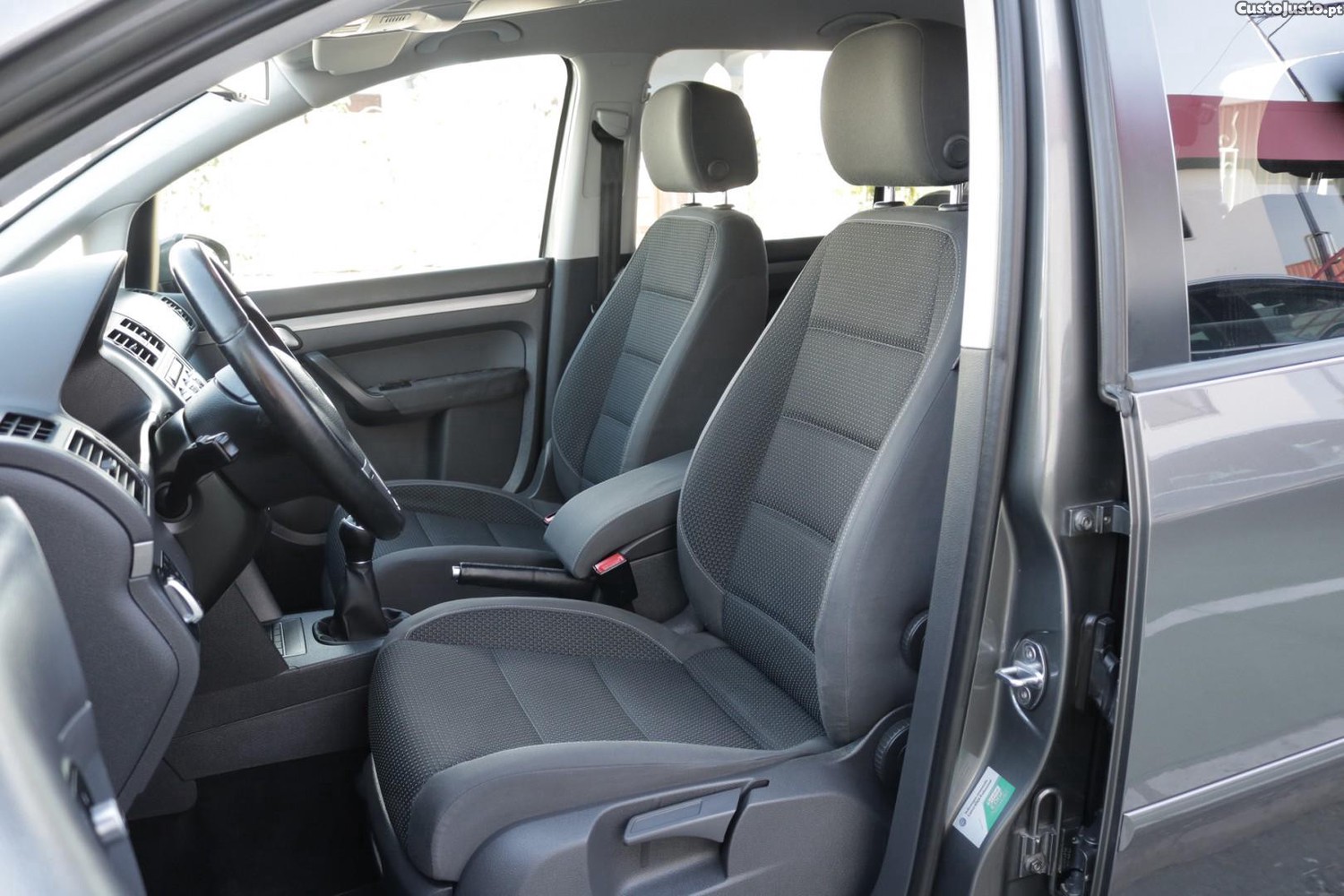 Volkswagen Touran 1.6 TDI BlueMotion Confortline 7L — fotografia 47