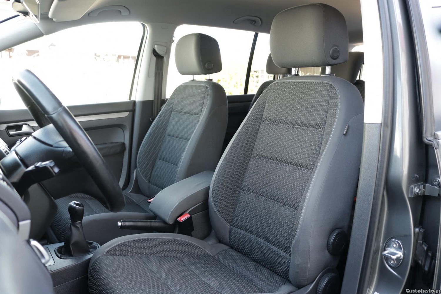 Volkswagen Touran 1.6 TDI BlueMotion Confortline 7L — fotografia 46