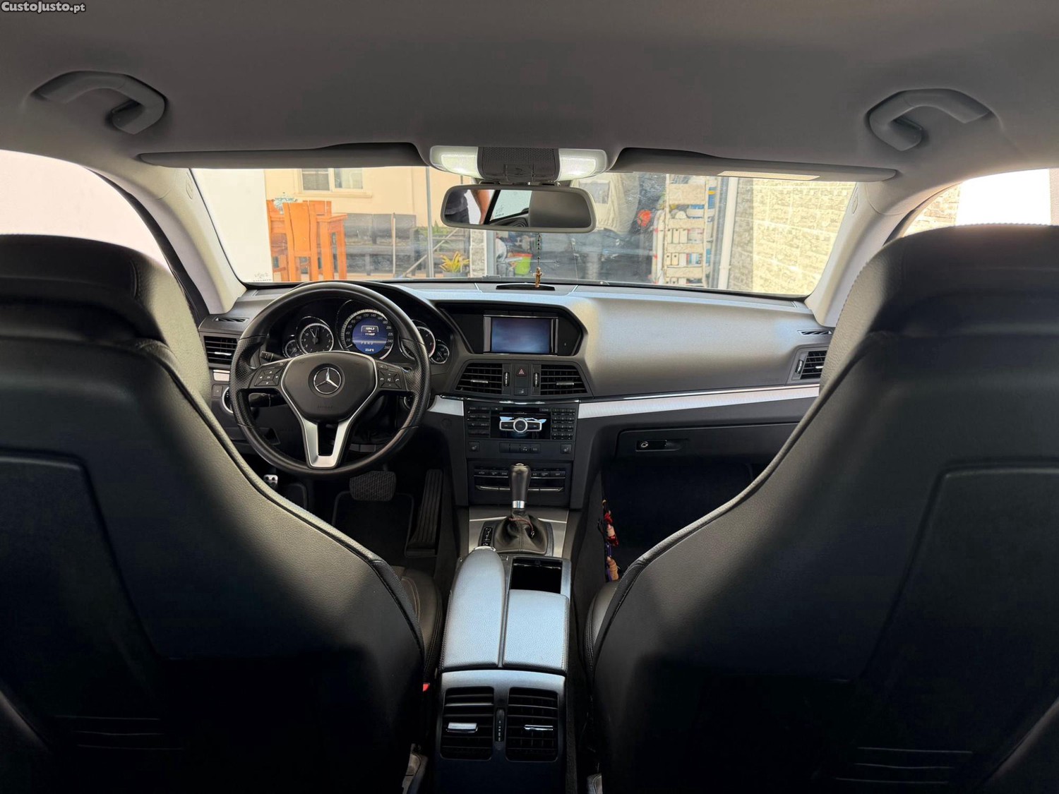 Mercedes-Benz E 220 Coupe — fotografia 11