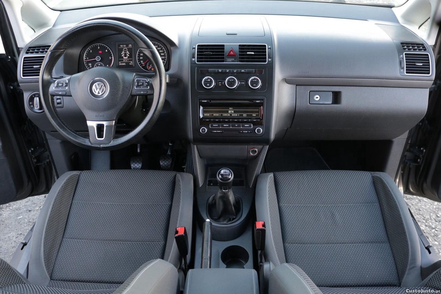 Volkswagen Touran 1.6 TDI BlueMotion Confortline 7L — fotografia 32