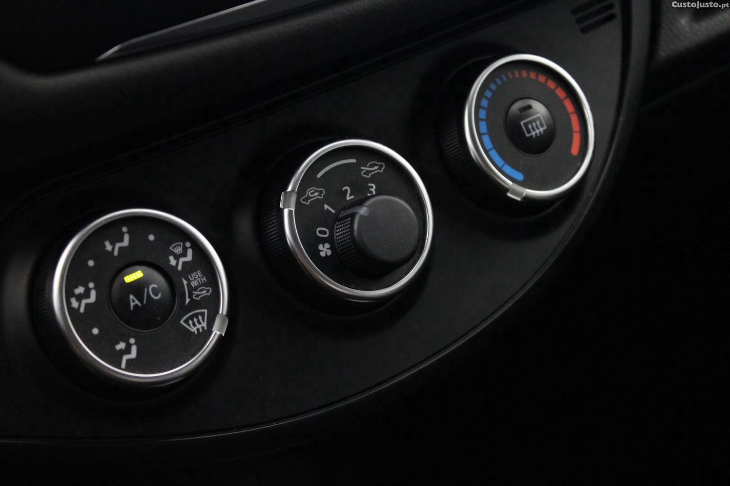 Toyota Yaris 1.0 COMFORT — fotografia 13