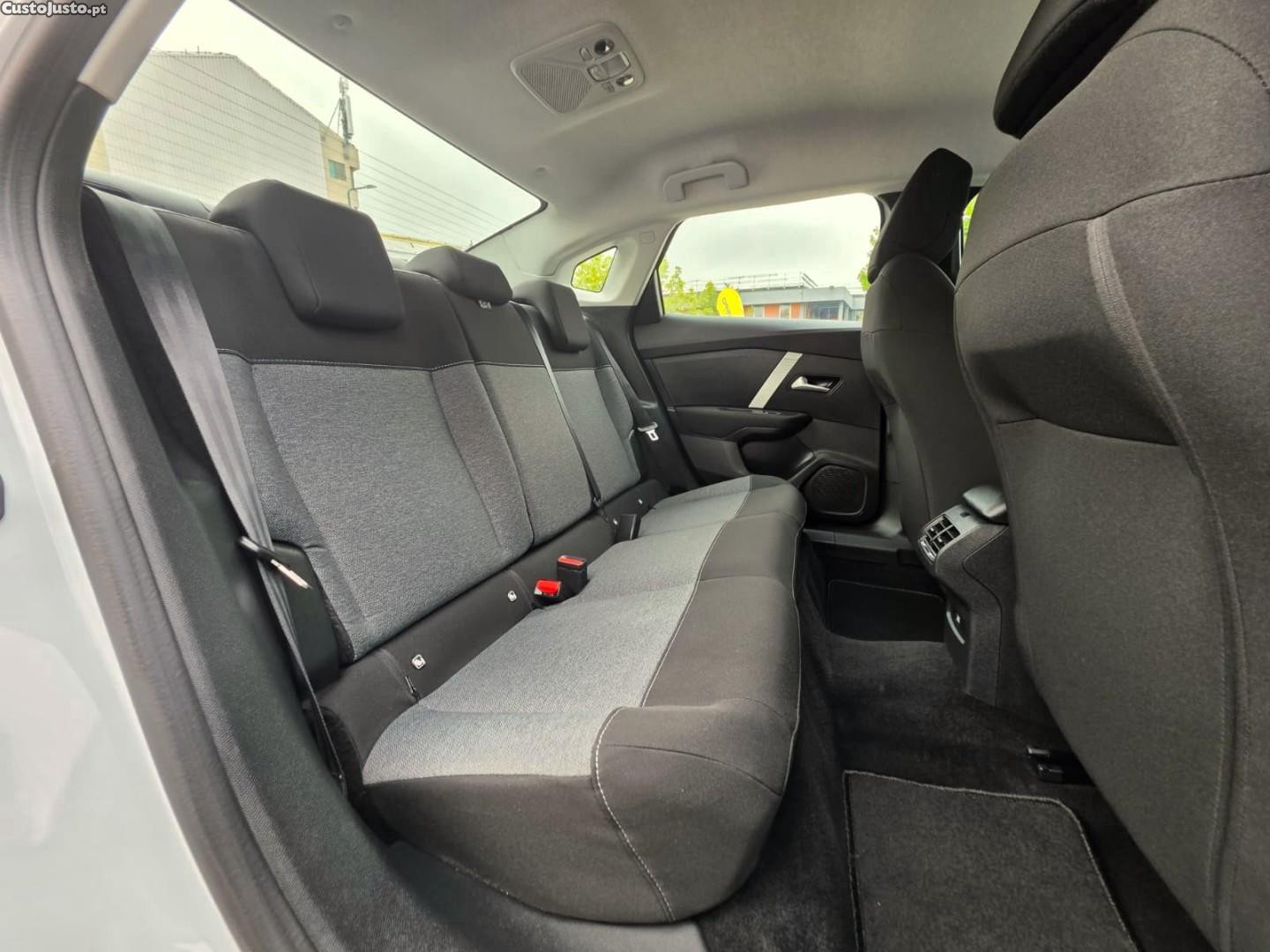 Citroën C4 X 1.2 Hybrid Max e-DSC6 — fotografia 9