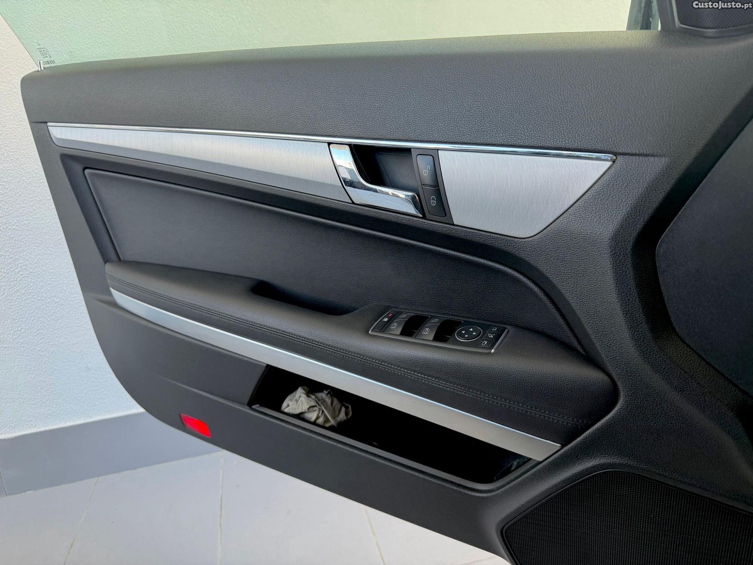 Mercedes-Benz E 220 Coupe — fotografia 10