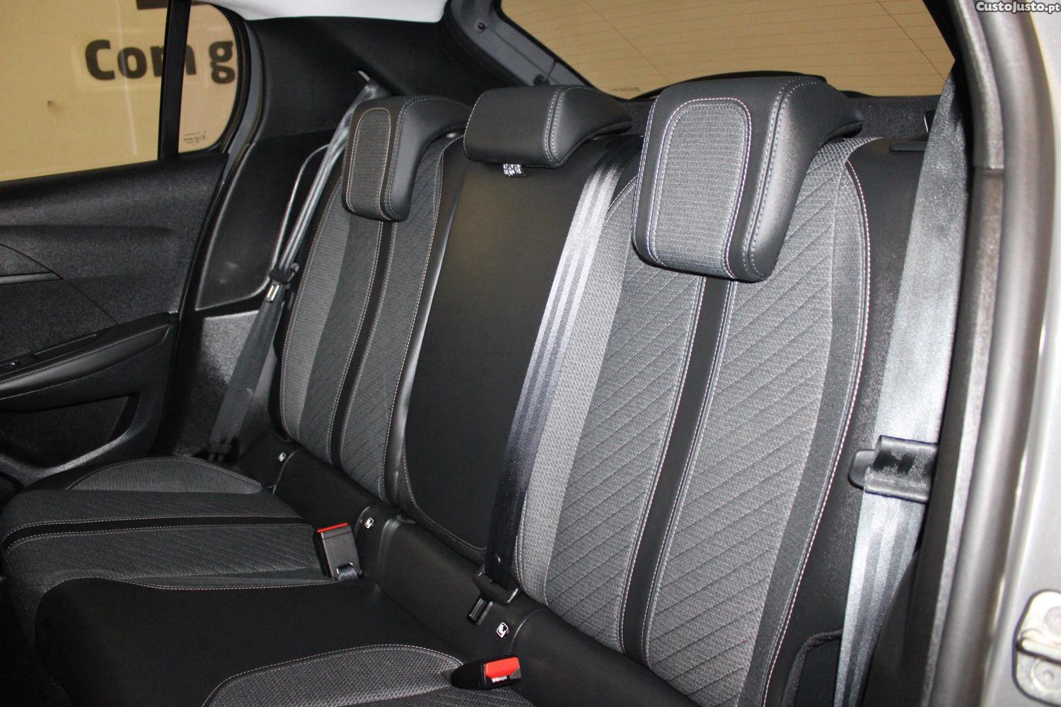 Peugeot 208 1.2 PURETECH ALLURE — fotografia 7