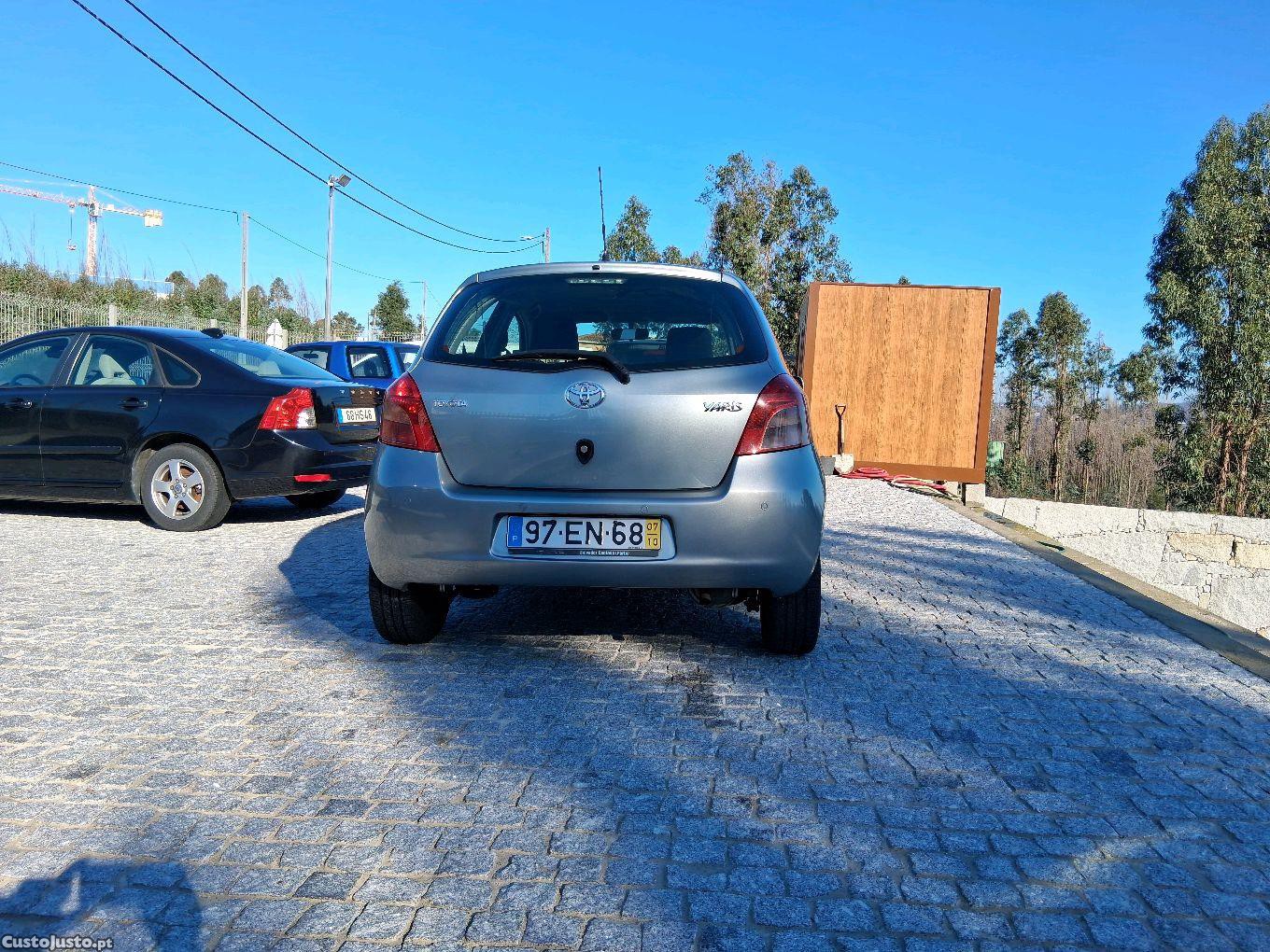 Toyota Yaris 5 lugares gasolina — fotografia 5