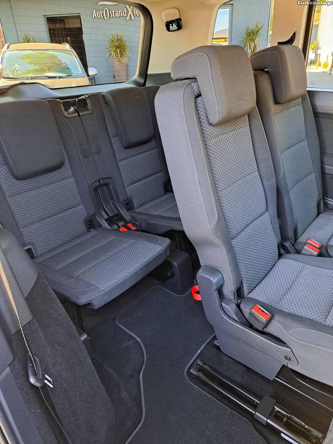 Volkswagen Touran 1.6 TDI R-Line DSG 7Lug — fotografia 9