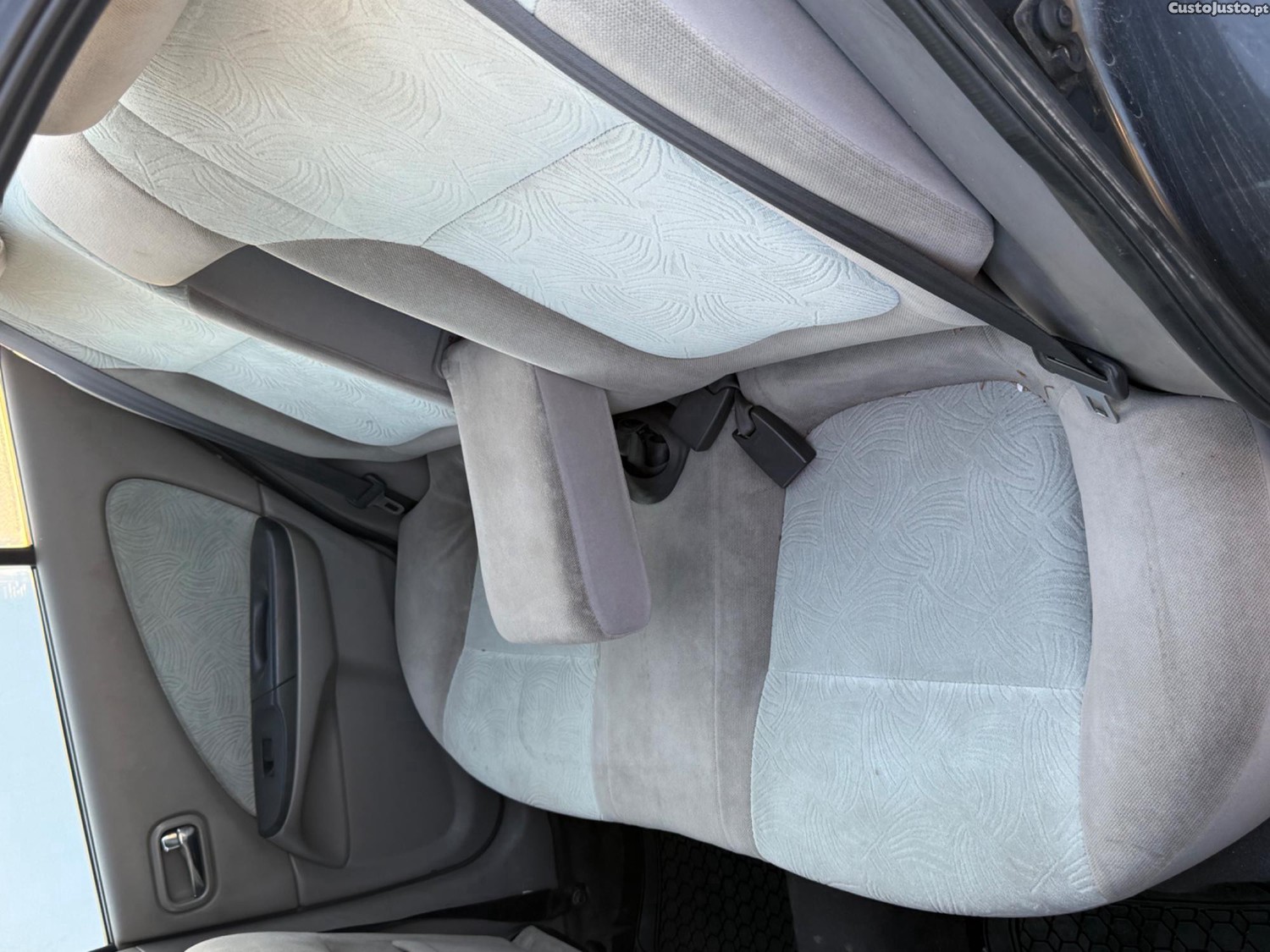 Nissan Almera 1.5i — fotografia 4