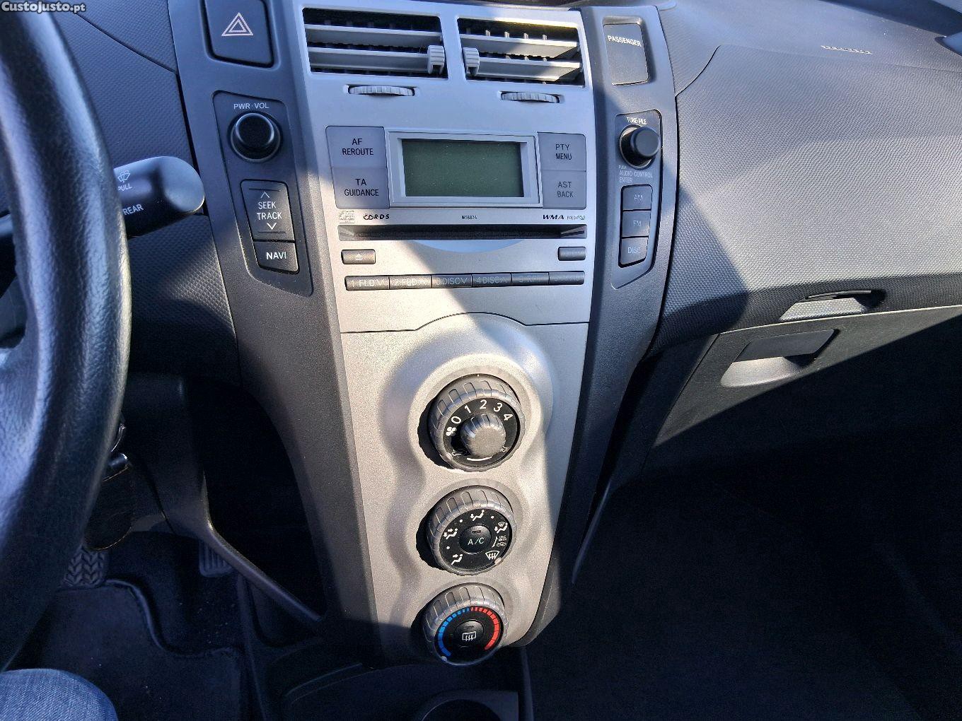 Toyota Yaris 5 lugares gasolina — fotografia 4