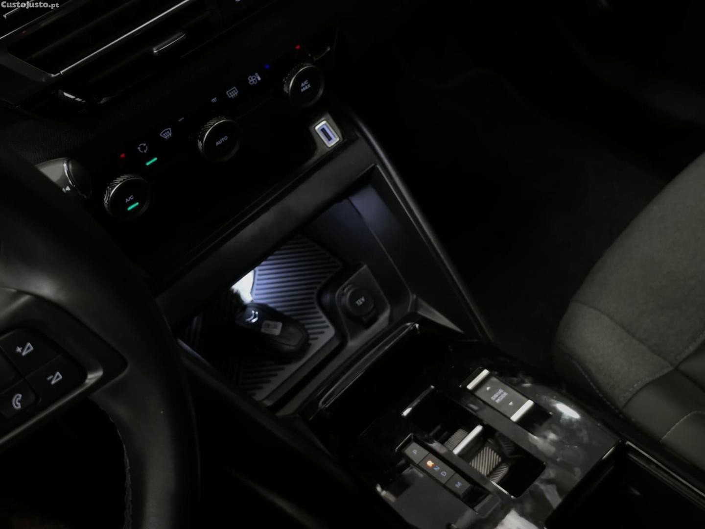 Citroën C4 1.2 PureTech Shine EAT8 — fotografia 12