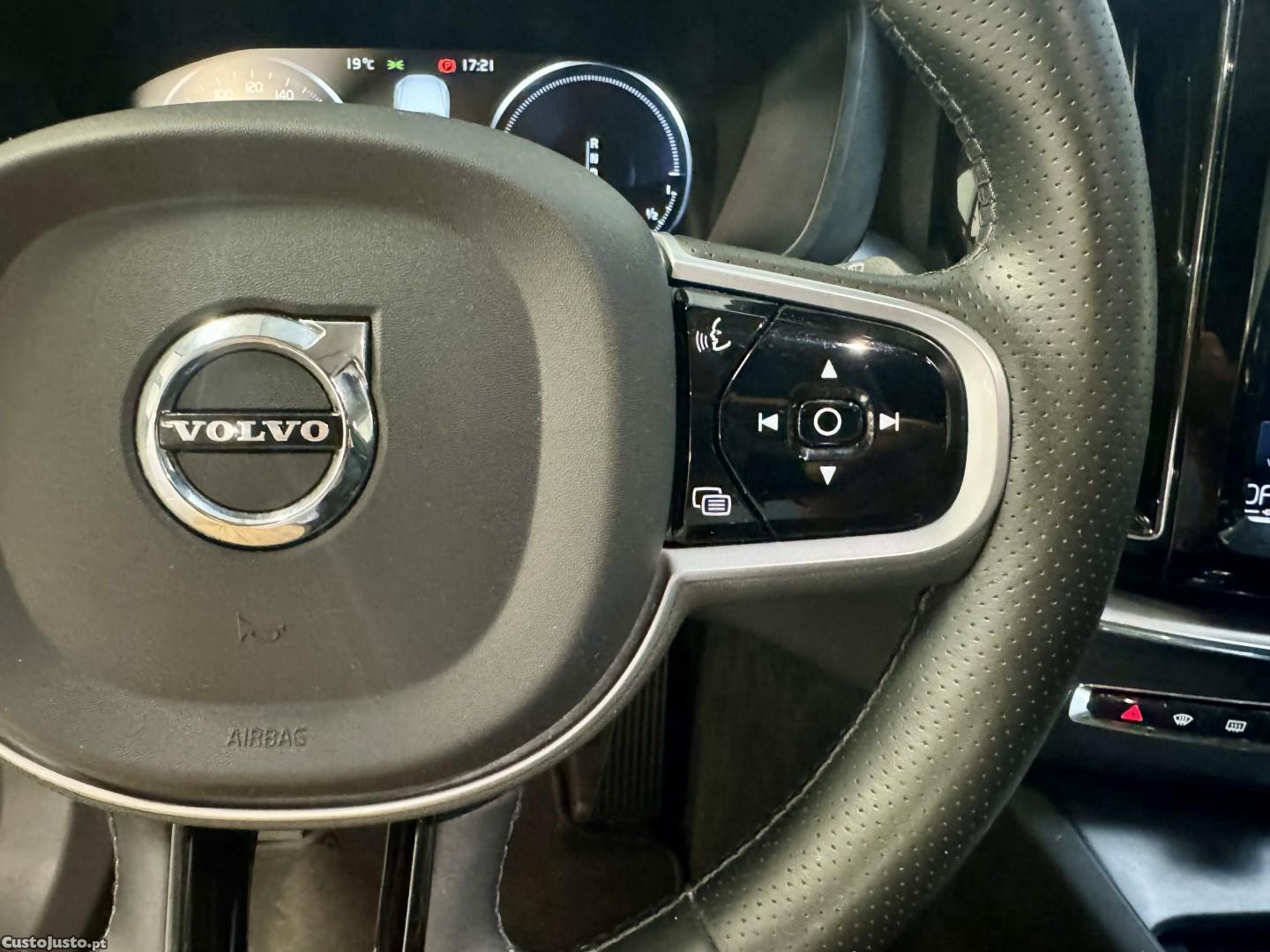 Volvo XC 60 2.0 T8 PHEV R-Design AWD — fotografia 8