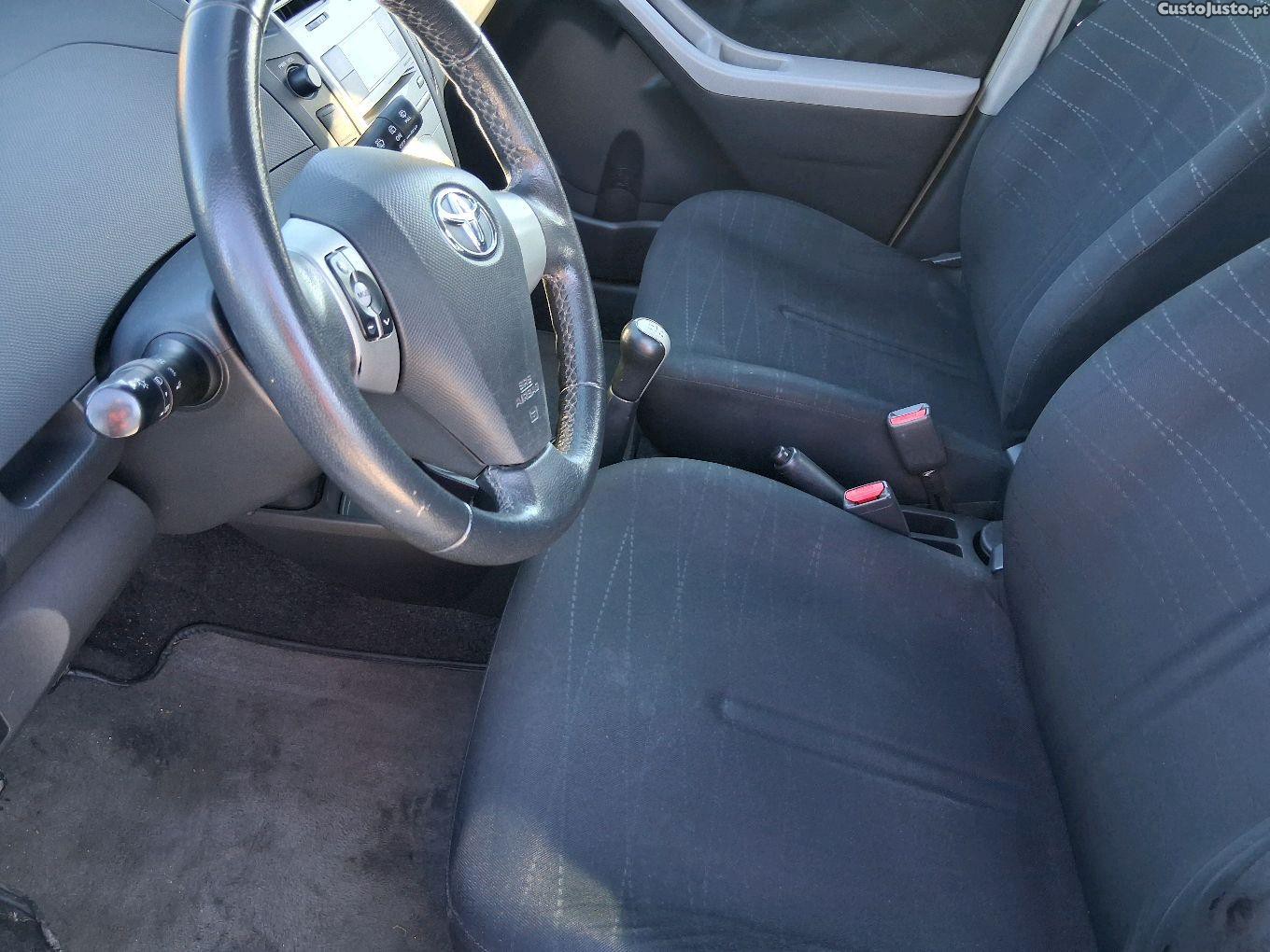 Toyota Yaris 5 lugares gasolina — fotografia 3