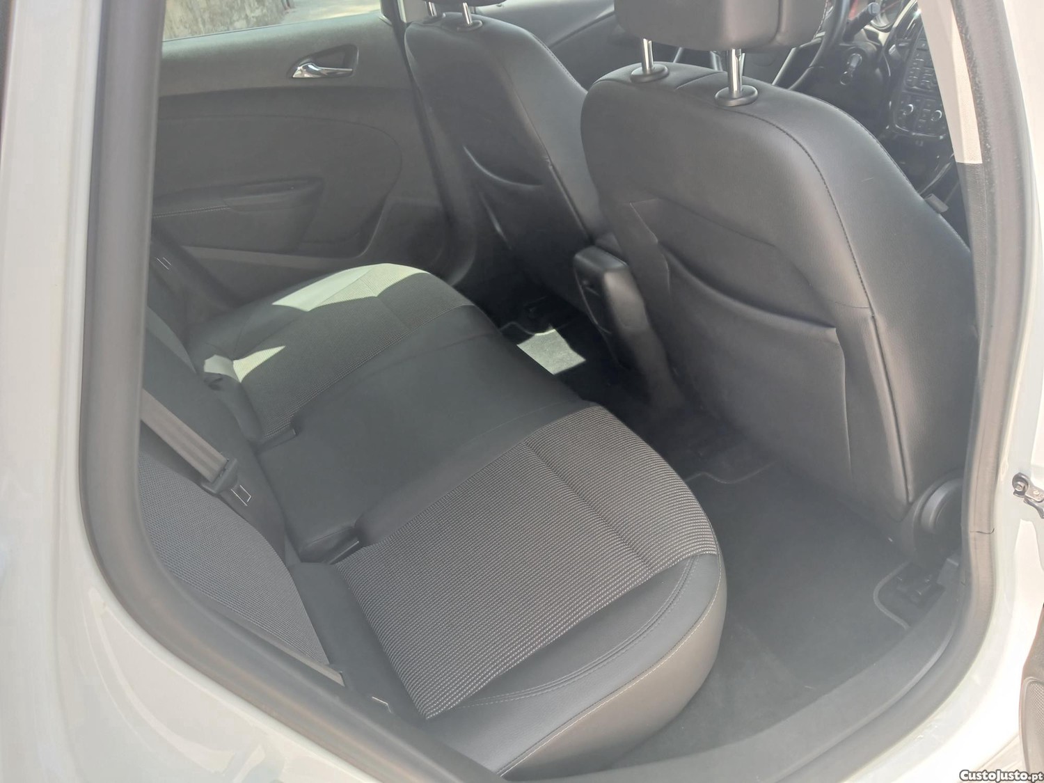 Opel Astra 1.6 cdti sportourer — fotografia 4