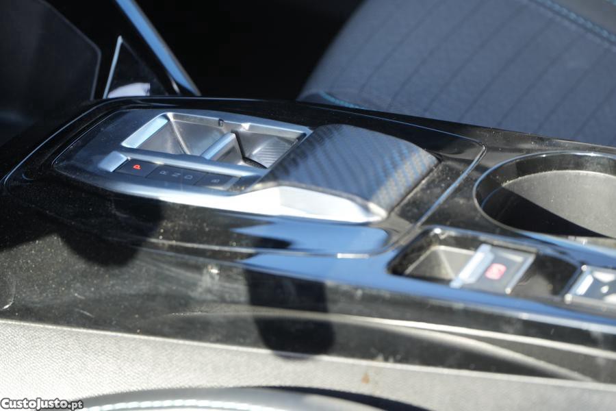Peugeot e-2008 50 kWh Allure Pack — fotografia 8