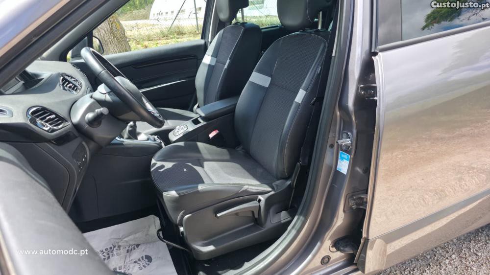 Renault Grand Scénic 1.5 dCi Dynamique 7l — fotografia 12