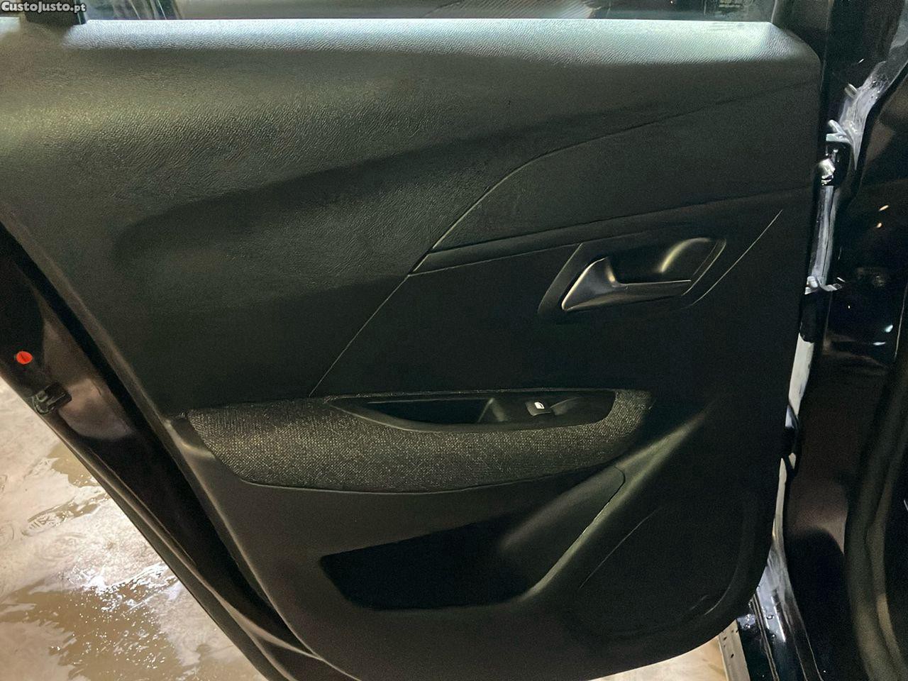 Peugeot 208 1.2 Hybrid Allure e-DCS6 — fotografia 4