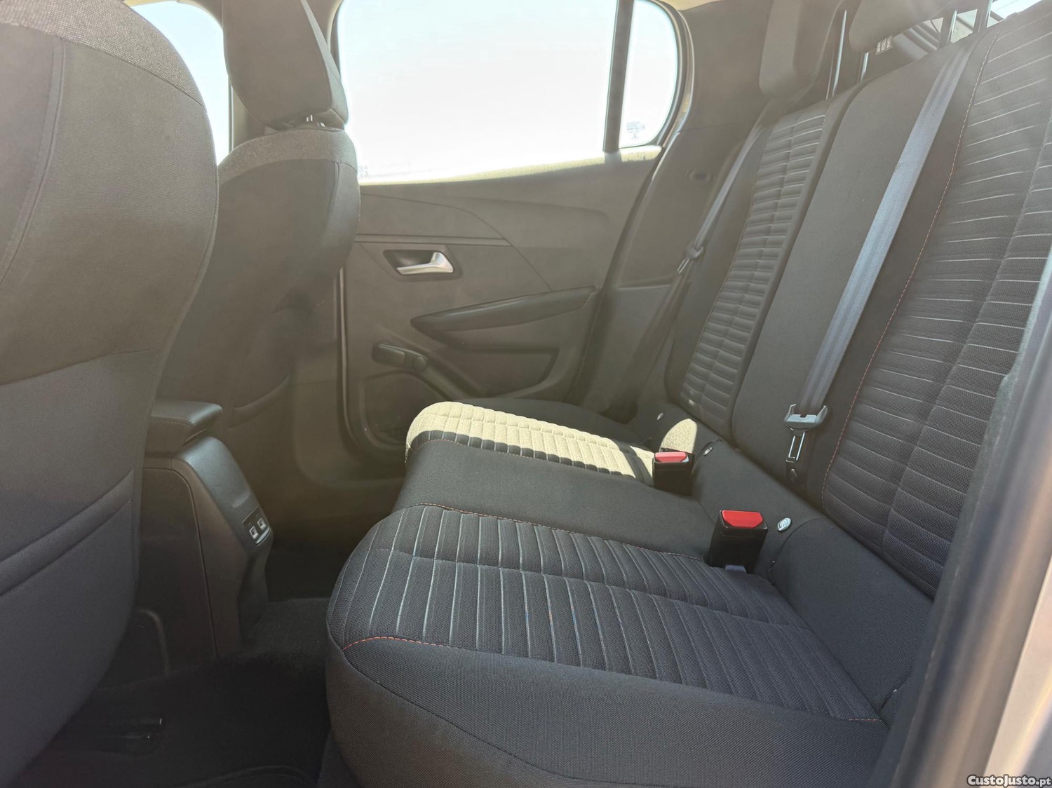 Peugeot e-208 51KWhActive Pack 136cv — fotografia 7