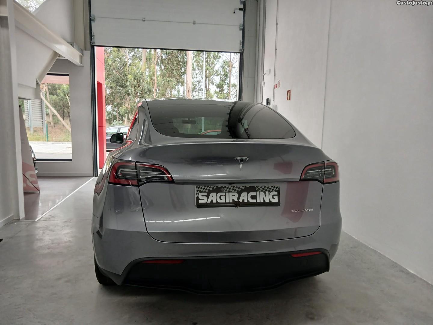 Tesla Model Y Long Range Dual Motor AWD — fotografia 3