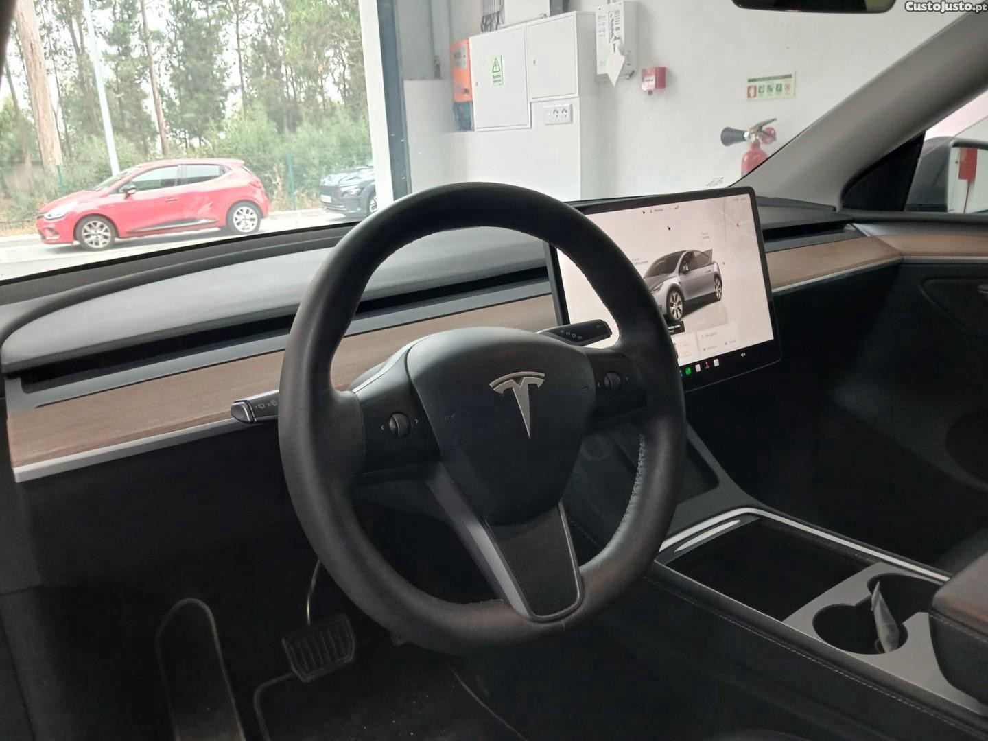 Tesla Model Y Long Range Dual Motor AWD — fotografia 13