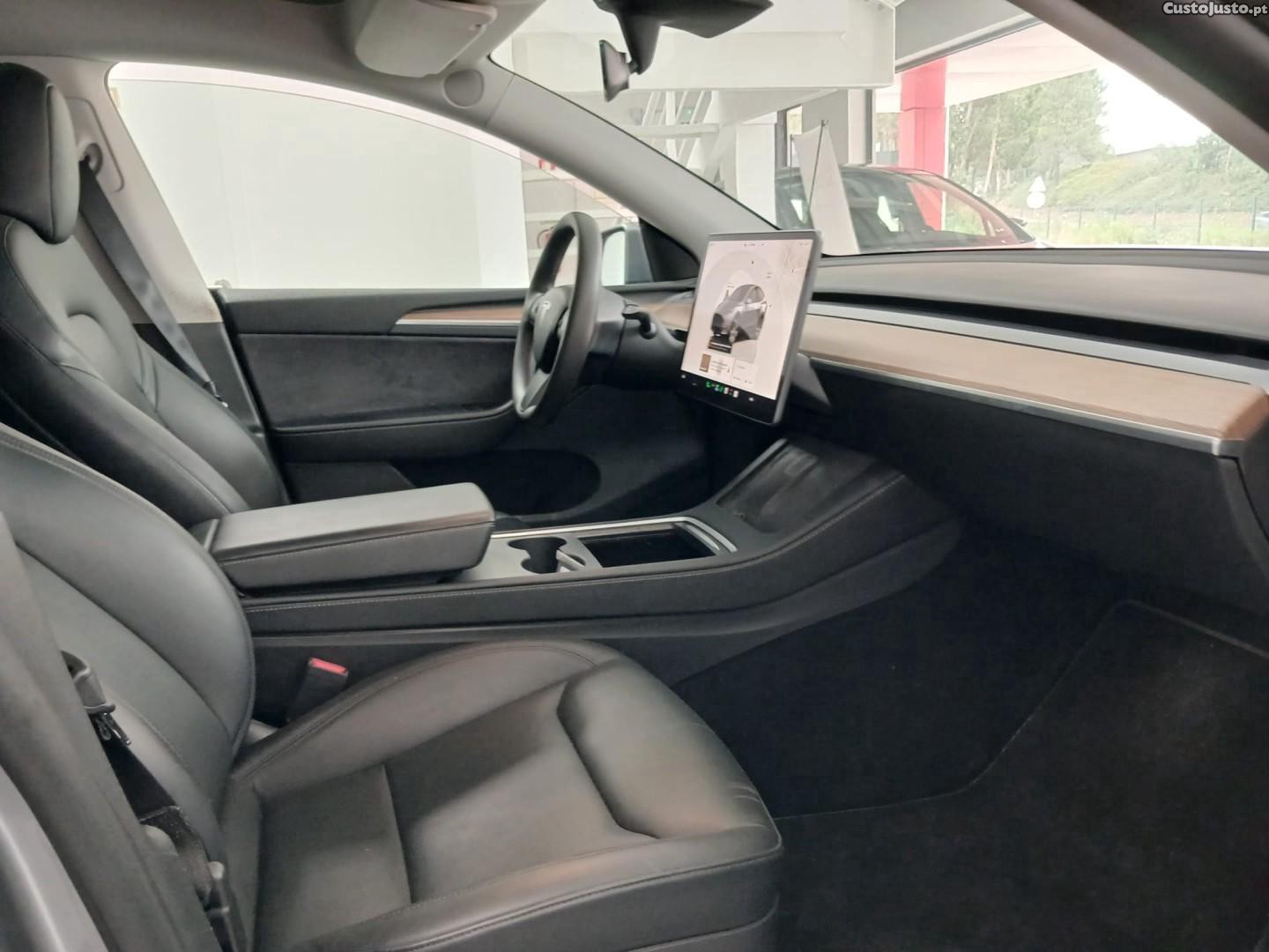 Tesla Model Y Long Range Dual Motor AWD — fotografia 10