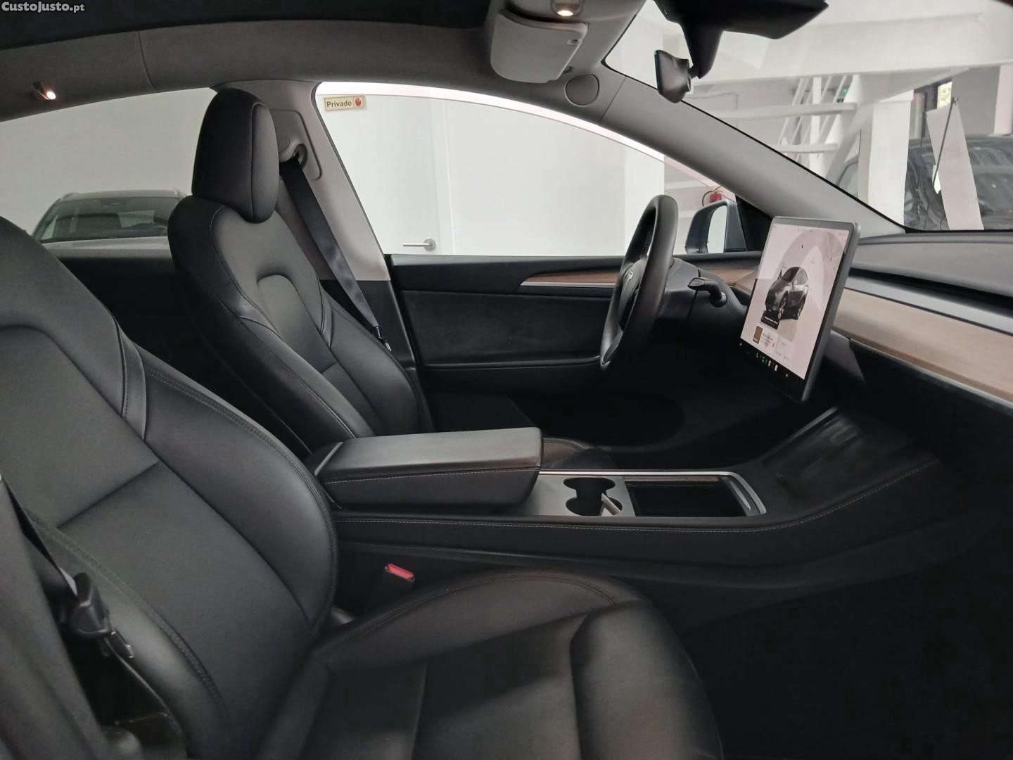 Tesla Model Y Long Range Dual Motor AWD — fotografia 8