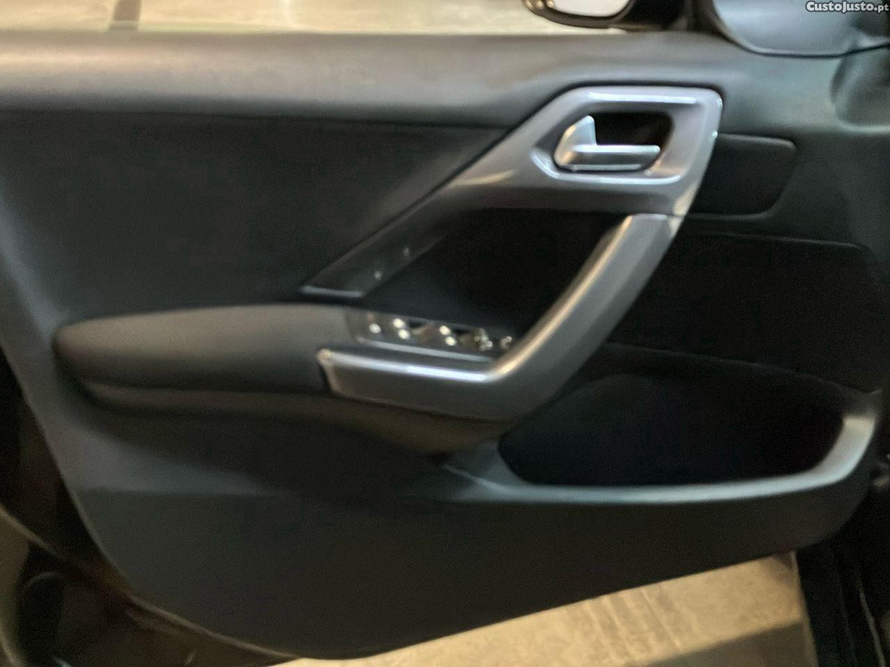 Peugeot 2008 1.2 PureTech Style — fotografia 2