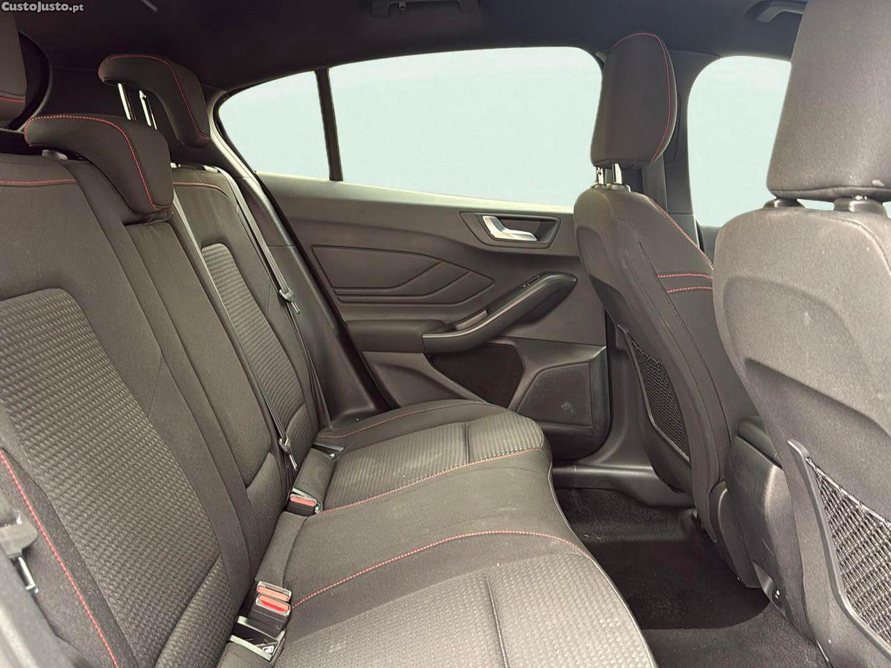 Ford Focus 1.0 EcoBoost MHEV ST-Line — fotografia 3