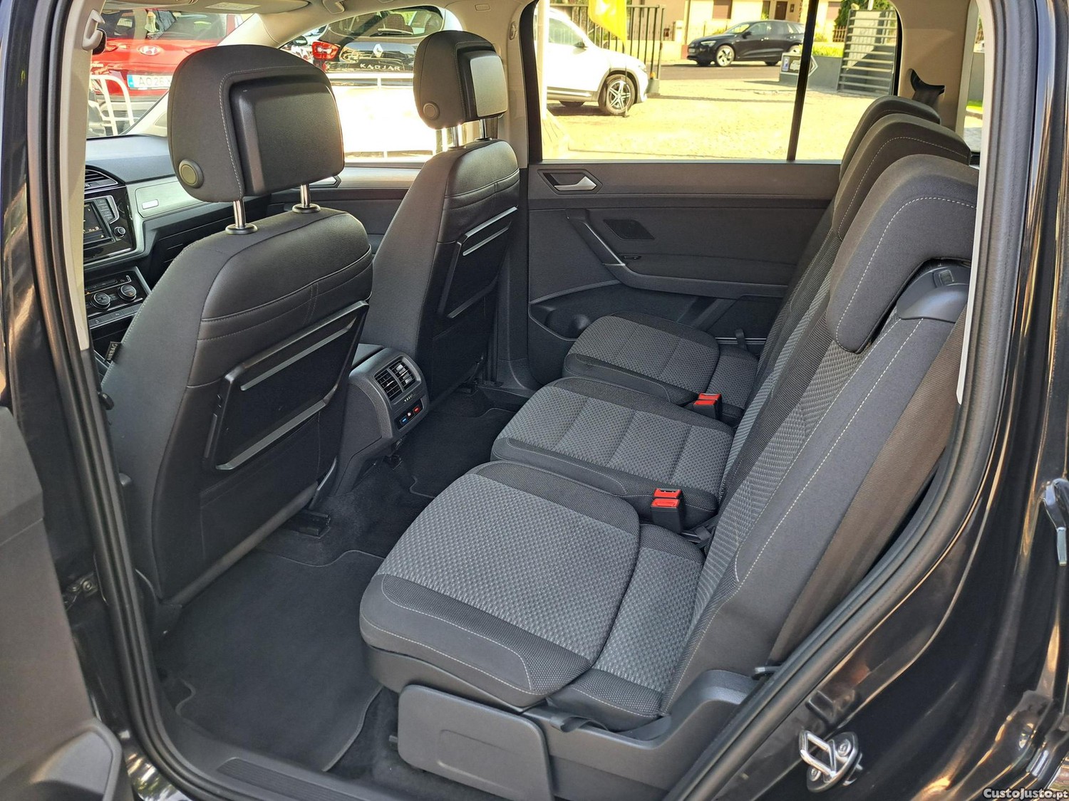 Volkswagen Touran 1.6 TDI R-Line DSG 7Lug — fotografia 23
