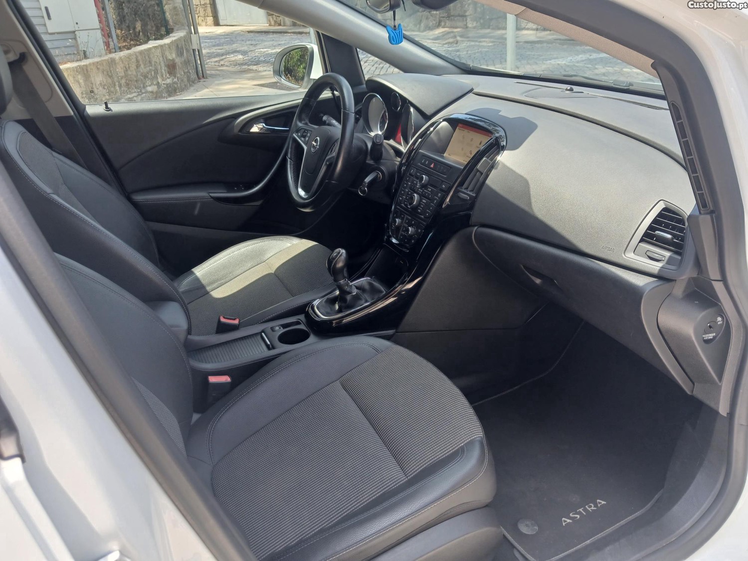 Opel Astra 1.6 cdti sportourer — fotografia 2