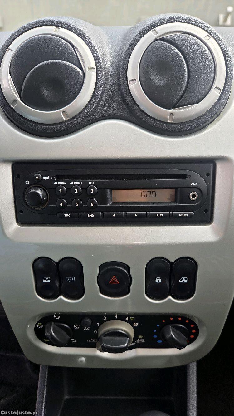 Dacia Sandero 1.2 16v 75cv — fotografia 3