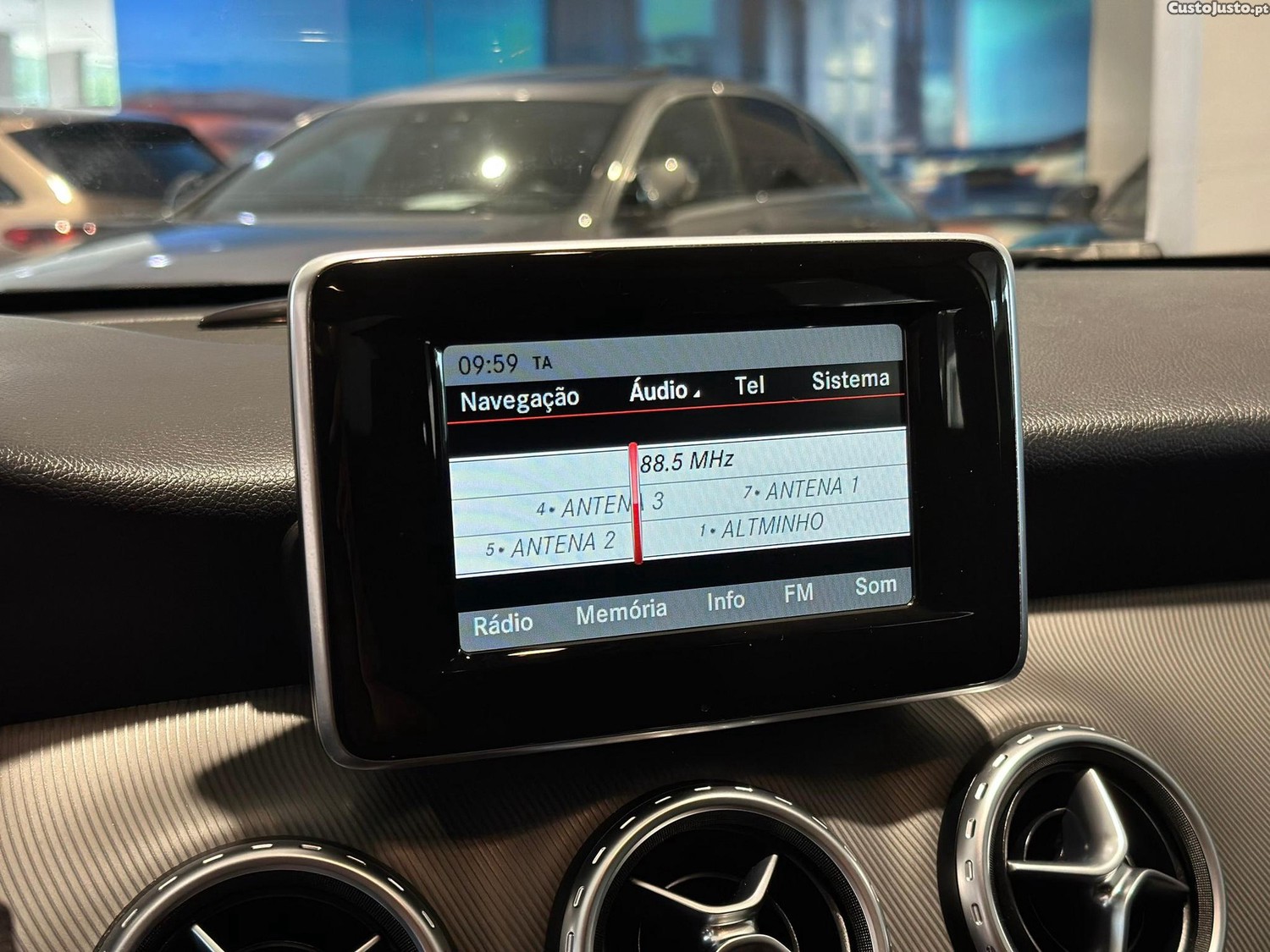 Mercedes-Benz GLA 220 CDI Urban 4-Matic — fotografia 13