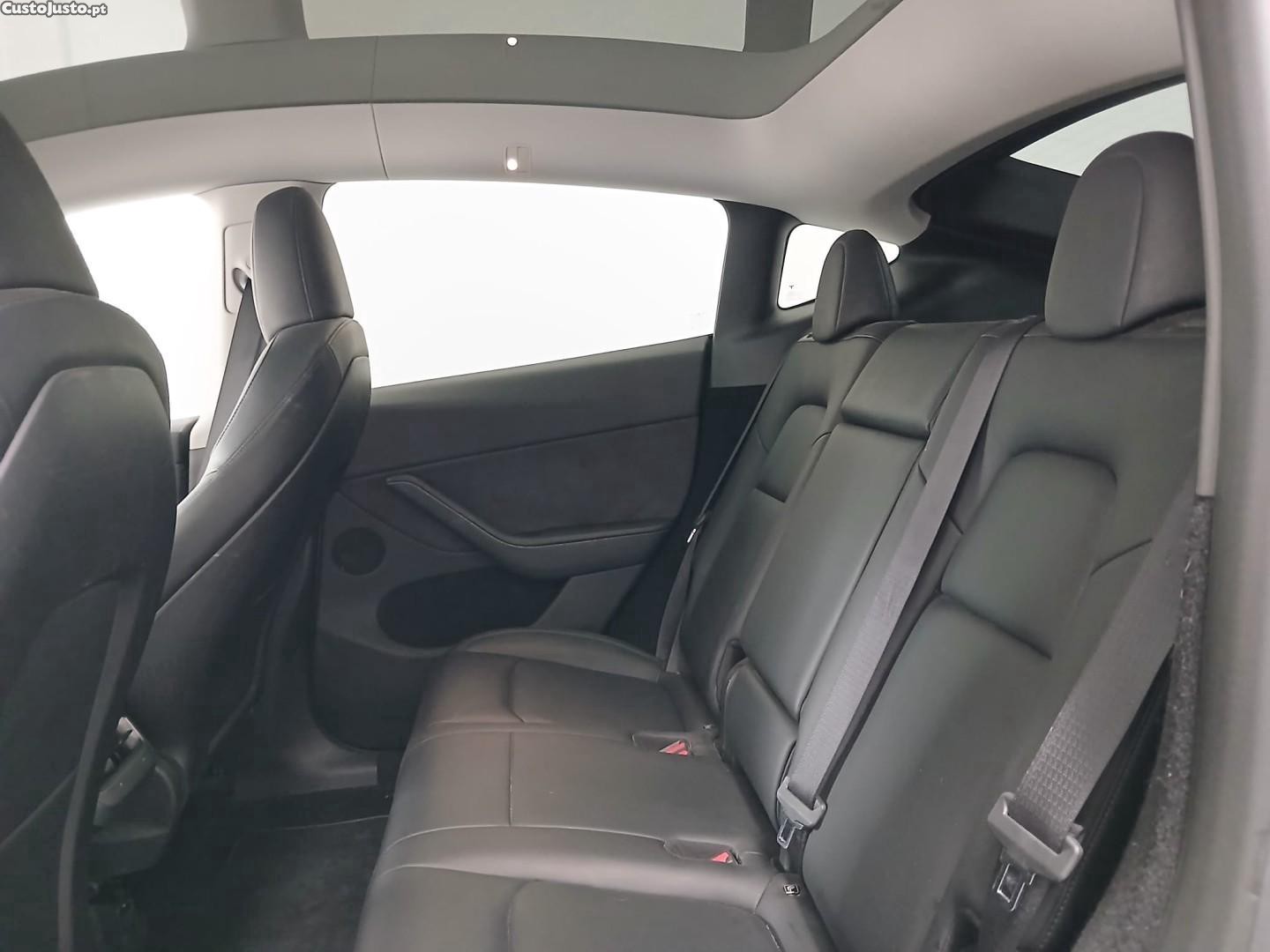 Tesla Model Y Long Range Dual Motor AWD — fotografia 7