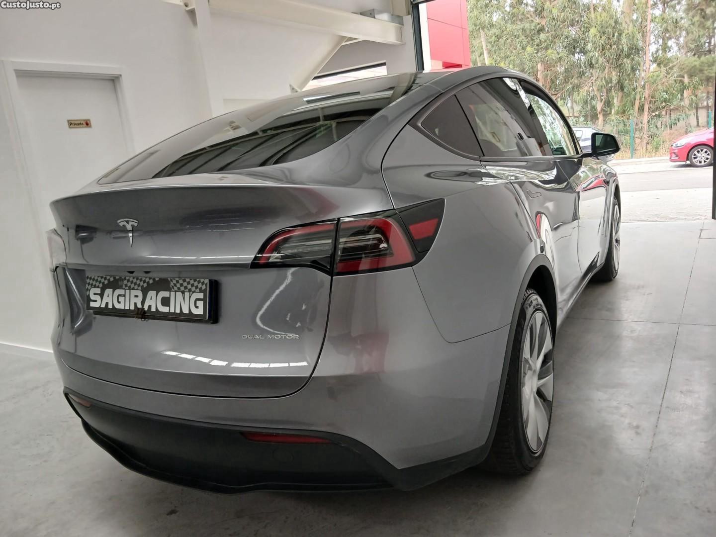 Tesla Model Y Long Range Dual Motor AWD — fotografia 5