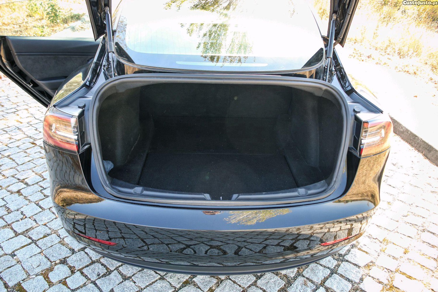 Tesla Model 3 Long Range AWD — fotografia 2