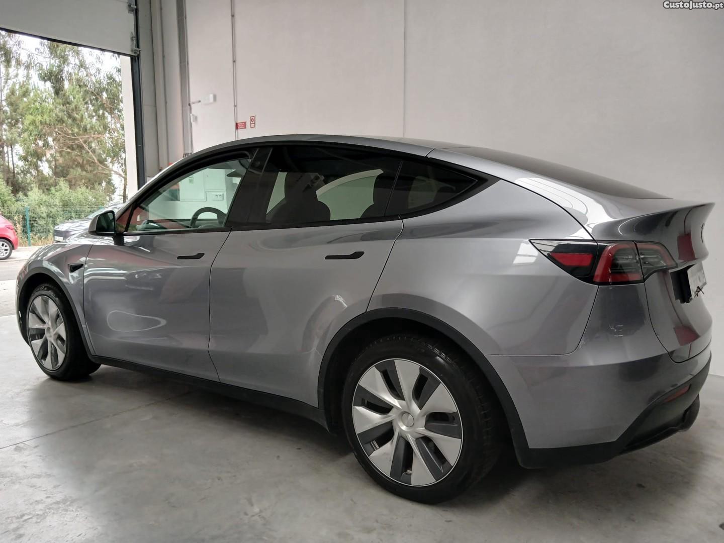 Tesla Model Y Long Range Dual Motor AWD — fotografia 2