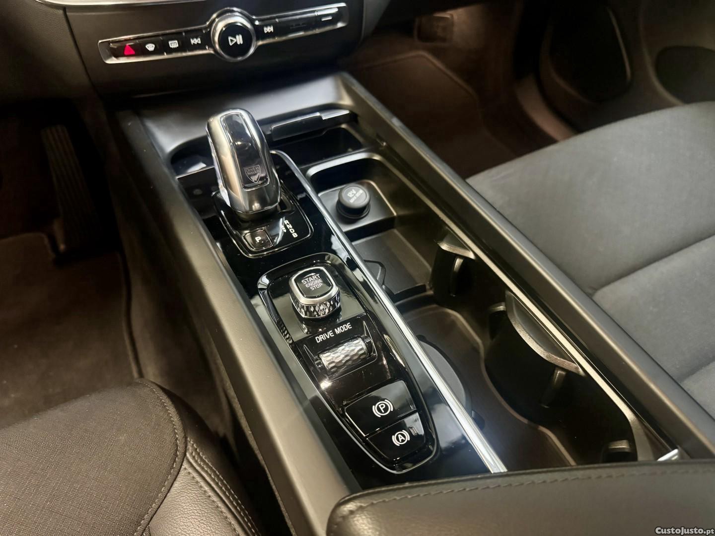 Volvo XC 60 2.0 T8 PHEV R-Design AWD — fotografia 4