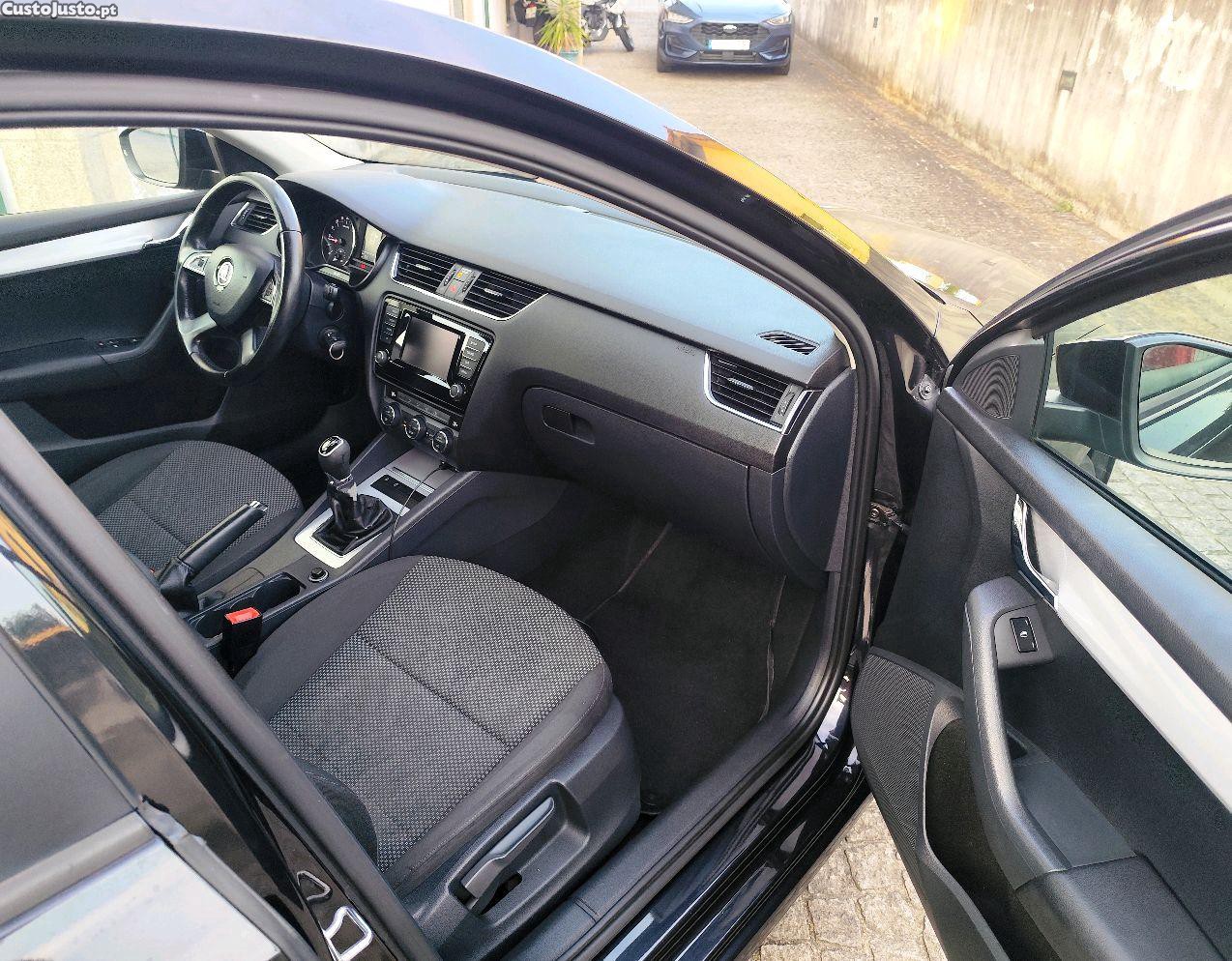 Skoda Octavia 1.6 tdi 2013 excelente estado aceito retoma — fotografia 11