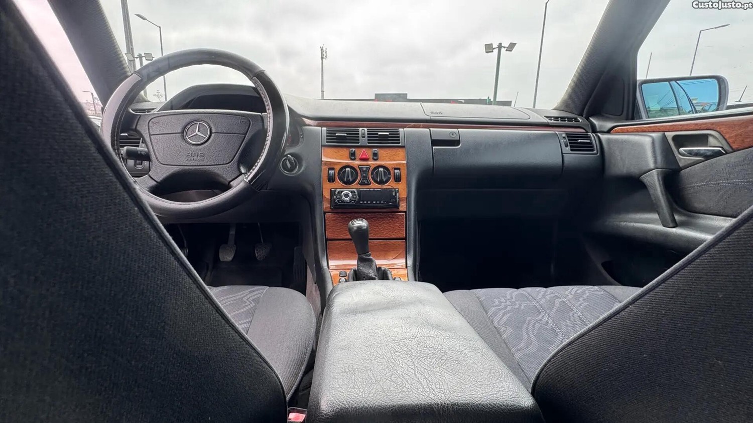 Mercedes-Benz E 220 CDI Classic — fotografia 9