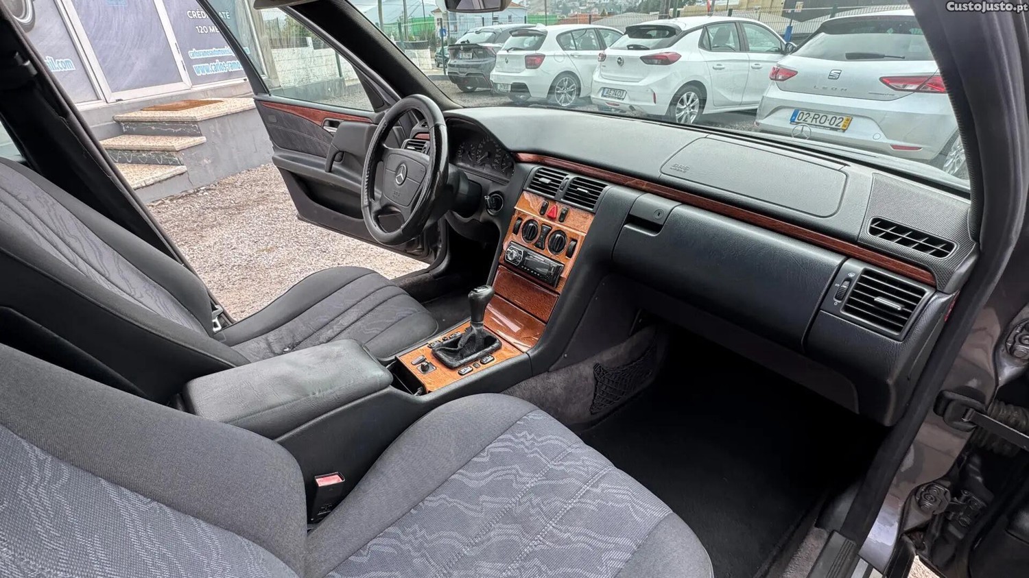 Mercedes-Benz E 220 CDI Classic — fotografia 4