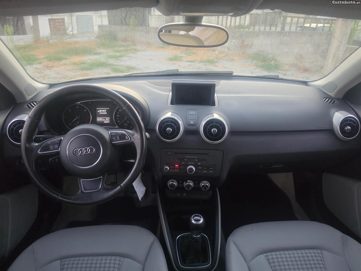 Audi A1 1.6 TDIS line5 portas muito novo — fotografia 5