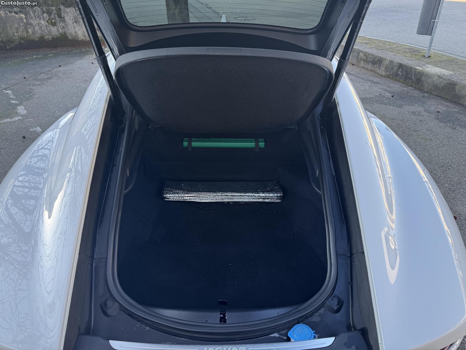 Jaguar F-Type 2.0 i4 R-Dinamic — fotografia 3