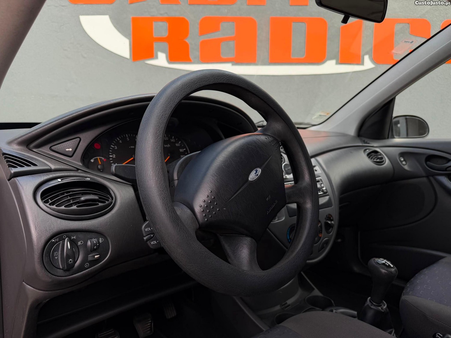 Ford Focus SW 1.4 Comfort — fotografia 12